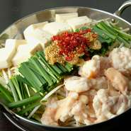しっかり下処理された新鮮なモツに新鮮な野菜、ゴマ油に漬け込んだニンニクの香ばしい匂いが食欲をそそります。 追加トッピング 野菜・麺・モツ 追加オーダー可能！ 