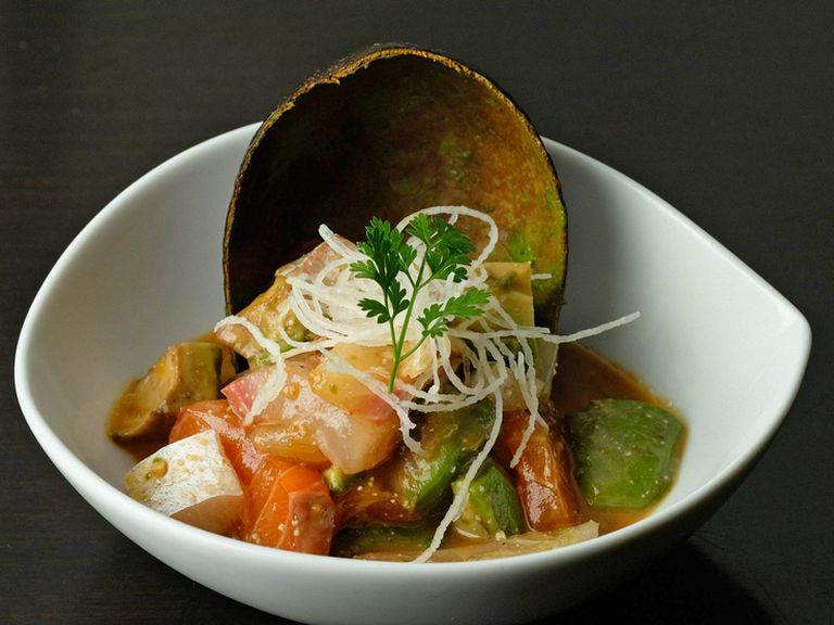 新鮮な魚介と厳選されたアボカドを自家製のユッケたれで味わう『海鮮アボカドユッケ』