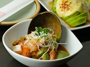特に女性に人気の「アボカド」。いろいろな料理でご賞味ください