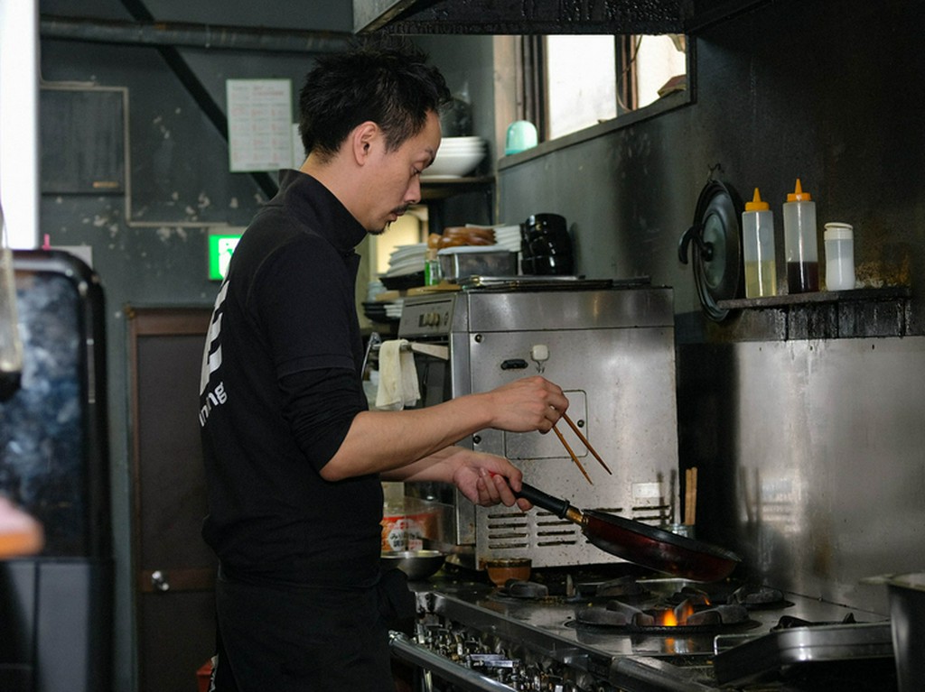 笑顔でフレンドリーな接客。お客さま同士の時間をサポートします