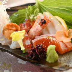 店主が自ら市場で目利き。旬の食材をふんだんに使用した日本料理
