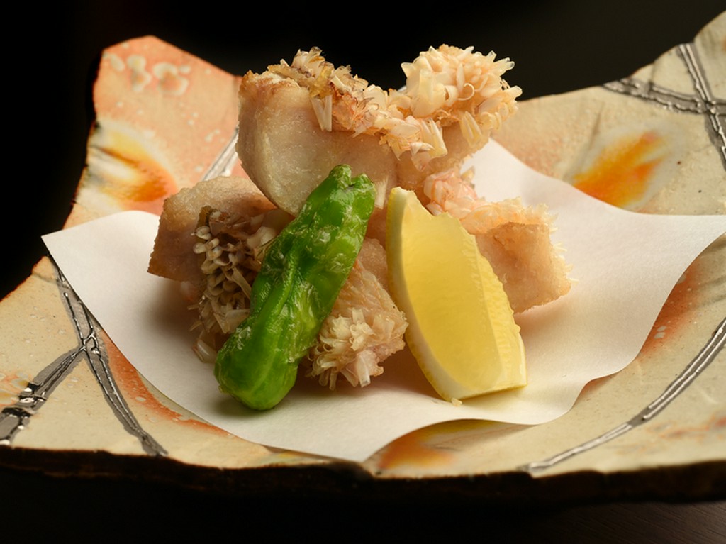 料理を引き立てる洗練された内装とセンスの良い器