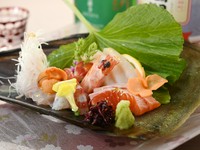 店主自ら目利きした選りすぐりの鮮魚を味わえる『本日のお造り盛り合わせ』