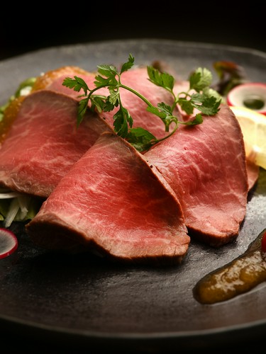 柔らかくジューシー！　黒毛和牛のローストビーフも味わえる