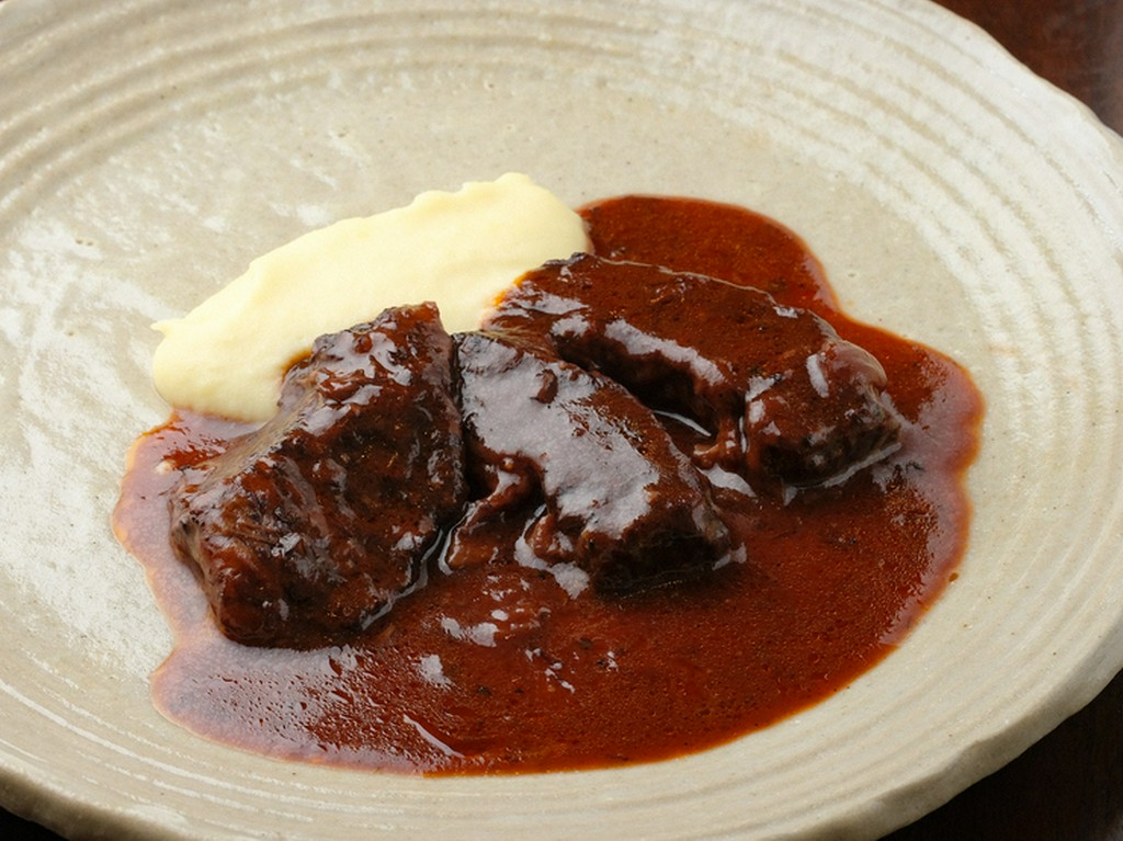 噛む必要がないほど柔らかなお肉、野菜とワインの水分だけで煮込む『牛肉の赤ワイン煮込み』