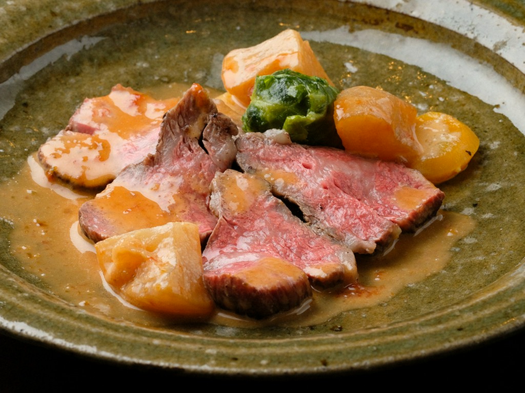 国産牛を低温調理でじっくりと仕上げる、和風ソースが特徴的な『和牛のミニステーキ』