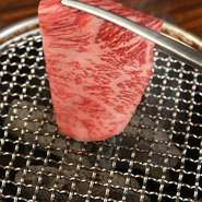 言わずとした牛肉の王様「神戸牛」。上品な甘みをもつ霜降り肉で、シルクのような滑らかな舌触り、とろけるような食感を楽しむことができます。一頭買いしているため、希少部位が味わえるのも嬉しいところ。