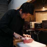 いろいろな部位がありますので、どういう状態で召し上がっていただくのが一番美味しいかをお伝えするようにしています。例えば、赤身ならサッと焼いて食べるのがおすすめ。部位によっては扱いが異なります。