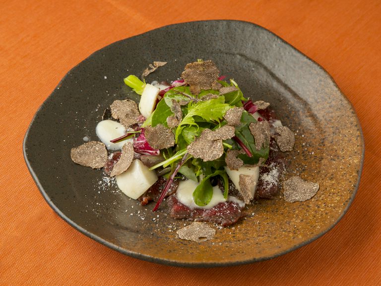 馬肉の旨味とオイルの旨味。噛んだら旨味があふれる『会津若松産馬肉のカルパッチョ　カブラのソース』