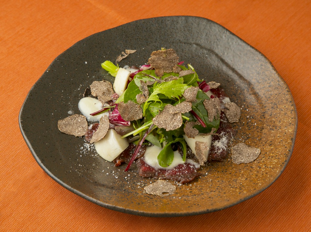 馬肉の旨味とオイルの旨味。噛んだら旨味があふれる『会津若松産馬肉のカルパッチョ　カブラのソース』