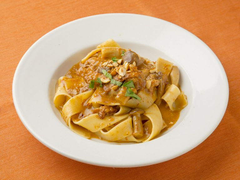 タンニンしっかりの赤ワインと一緒に『パッパルデッレ 鳥取県産猪肉とジロール茸のラグーソース』