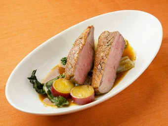 旨味と野性味のバランスが取れた鴨で『フランス　シャラン産　ブュルゴー家の鴨フィレ肉の香草ロースト』
