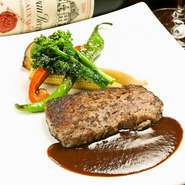 赤身肉の上質な美味しさを、ジューシーなステーキで。赤ワインのフォンドボーソースが肉の美味しさを際立たせ、たまらない味わいに。