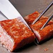 ブランドにこだわらずに、その時々の上質なお肉を信頼できる精肉店より入荷。良い肉だからこそ塩や山葵などシンプルな味付けで。肉本来の旨味を存分に味わえます。