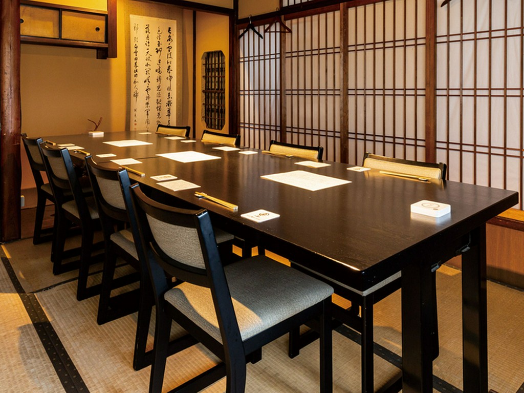 大事なゲストを迎えての会食に相応しい和モダンな個室