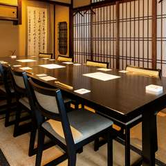 大事なゲストを迎えての会食に相応しい和モダンな個室