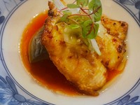 綺麗に骨切りし、味噌の入ったタレでさっとしあげました◎
梅肉の酸味と合わさって涼しい感じに仕上がっております！

夏の日本酒と相性ばつぐんですので、是非お試しください！