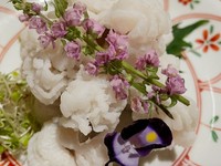 少し低めの温度で皮をに、火を通して、仕上げにさっと全体に火を入れて氷水に落として完成◎
團斗特製の酢味噌や梅肉でお召し上がりください！
夏酒も、色々取り入れておりますので、ぜひ一度お立ち寄り下さい！