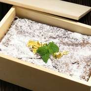 濃厚なチョコレートの味わいに八丁味噌がほんのり香る、当店の自家製手作りガトーショコラ。一つ一つ丁寧に仕上げており、甘すぎず食後のデザートはもちろんお酒のアテにも◎
※3/1より3000円へ価格改定いたします。