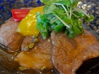 この時期に取れる実山椒をたくさん使い、お味噌の出汁でさっとだけ煮ました。
山椒の風味が心地いい一品に仕上がっておりますのでお試し下さい！