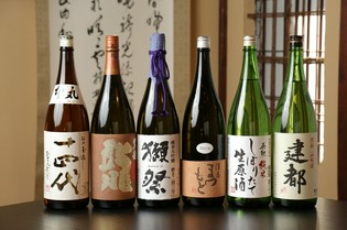 季節の日本酒や新しく出た日本酒などを厳選仕入れ