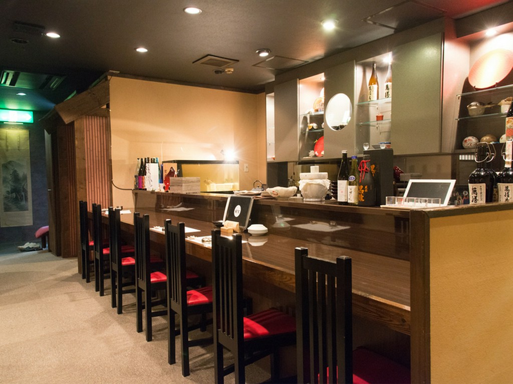 料理人の巧みな技を眺めながら、ゆったり過ごす至福のひととき