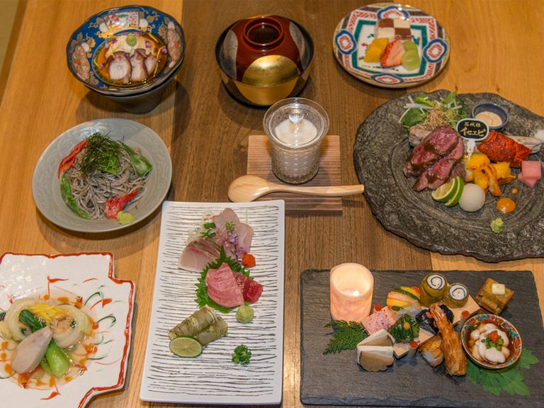 厳選された「旬」の鮮魚と産直野菜を贅沢に使用、逸品尽くしの『会席フルコース』