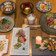 全国各地から選りすぐった食材を産地直送で取り寄せているので、いつでも新鮮で美味しい料理を楽しめます。仕入れ状況によって内容が異なるので、コース料理内容のリクエスト、予算などは、店主へ事前に相談を。