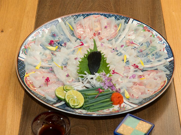 冬は下関のとらふぐ、夏は地場産の厳選した天然のとらふぐを使用