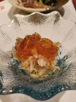 毛ガニのほぐし身にポン酢のジュレをかけ、サッパリとした口当たりになっております。