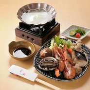 寿司店では提供されることが少ない『海鮮しゃぶしゃぶ』を味わえます。海鮮は、火の通った昆布だしに少し通すだけで甘みと旨味が増します。自家製ポン酢と共にいただく、人気の一品です。