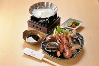 寿司店では提供されることが少ない『海鮮しゃぶしゃぶ』を味わえます。海鮮は、火の通った昆布だしに少し通すだけで甘みと旨味が増します。自家製ポン酢と共にいただく、人気の一品です。