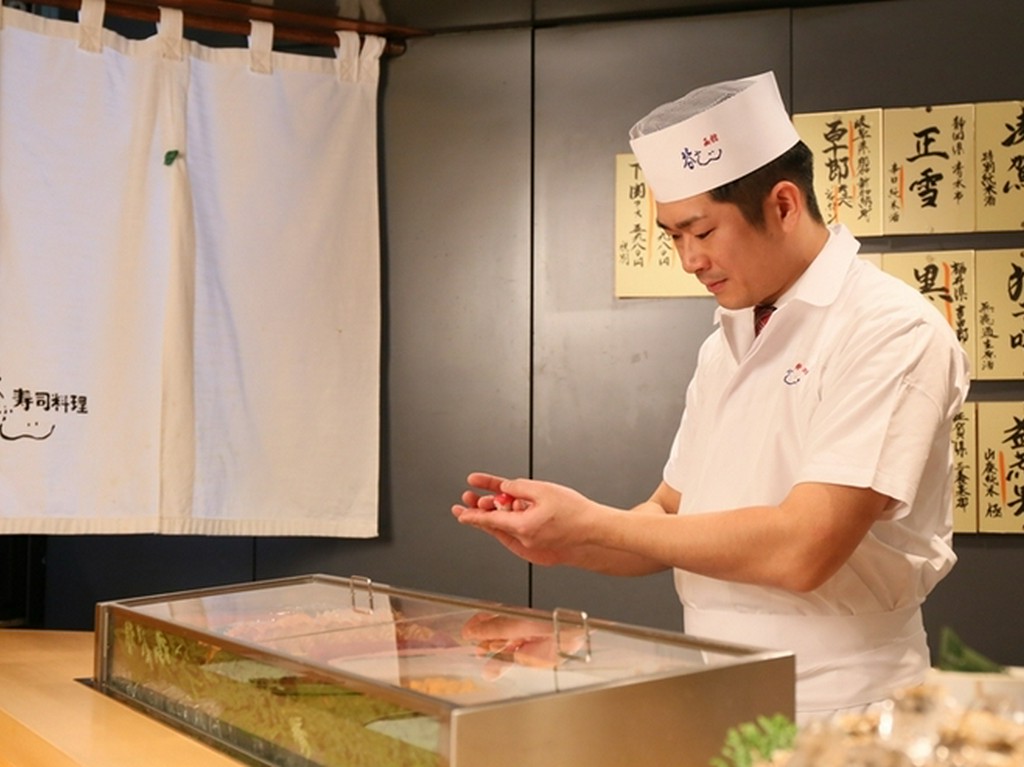 お客様の嗜好やペースに合わせて寿司を提供