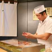 お客様好みのシャリに変えたり、お客様の食べるペースに合わせたりして寿司を提供しています。「お客様が何を求めているか？」を理解すべく、会話をしながらおもてなしすることを心掛けています。