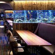 1万匹の熱帯魚が回遊する日本最大級のアクアリウム＆リゾートダイニング♪
旬の食材と地中海料理をお楽しみ下さい！ 