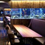 1万匹の熱帯魚が回遊する日本最大級のアクアリウム＆リゾートダイニング♪
旬の食材と地中海料理をお楽しみ下さい！ 