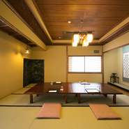12畳の茶室は、2～8名用のお座敷個室。ビジネスの接待や会食に最適です。目上の方をもてなすにもふさわしい、上質な空間です。