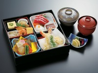 焚合せ／天ぷら／刺身／八寸／吸物／御飯／香の物