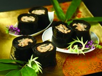 国産うなぎを芯に、こんぶが幾重にも巻かれたこぶ巻きは、贅沢な逸品です。旨みが調和されるよう、柔らかく炊き上げました。
うなぎこぶ巻き　200g×1／木箱／冷蔵　
※賞味期限5日