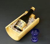 銘酒はいい米、いい水、いい杜氏から生まれます。純米大吟醸聚楽第はそれらが三位一体となった清酒の中の芸術品。酒造好適米の山田錦を最高まで精米し、 腕利きの杜氏や蔵人が低温でじっくり育て上げた特別なお酒。