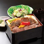 黒毛和牛・国産和牛焼き肉重/サラダ/お吸い物/香の物