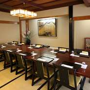 二階は人数にあわせてご利用いただける個室が４部屋ございます。椅子席・お座敷とお選びいただけます。