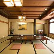 団体での利用に適した大広間の座敷や、会食・お見合い・法事向きの座席など様々な個室を用意。団体のバス・江ノ電ツアーなどでの来客も多く、幅広いシーンで、季節の日本料理をいただきながら、和やかに過ごせます。