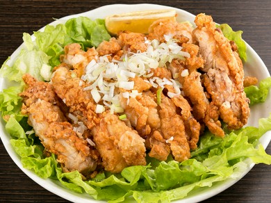 ジューシーな鶏ももと爽やかな酸味が美味しい『特製台湾ユーリンチー』