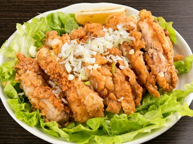 ジューシーな鶏ももと爽やかな酸味が美味しい『特製台湾ユーリンチー』