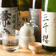 山から湧き出る清水を使用した、岐阜県の三千櫻酒造蔵元から直送される日本酒を中心に、全国の珍しい地酒が揃います。口当たりが柔らかくスッキリしたものから、濃醇な味わいのものまで多彩なラインナップ。