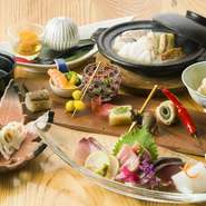 新鮮な魚や京野菜の本来の味を最大限に活かした調理法で丁寧につくられています。日本の和と四季を感じられる料理の数々は、見た目も鮮やかで至高の味わいです。盛り付けられる器にもこだわりが感じられます。