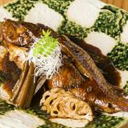 冬に旬を迎える栄養価の高いきんきは、北海道の道東で漁獲されるものを中心に仕入れています。肉質が柔らかく、脂がよくのっており煮付けにすることで魚の旨味を最大限に引き出します。