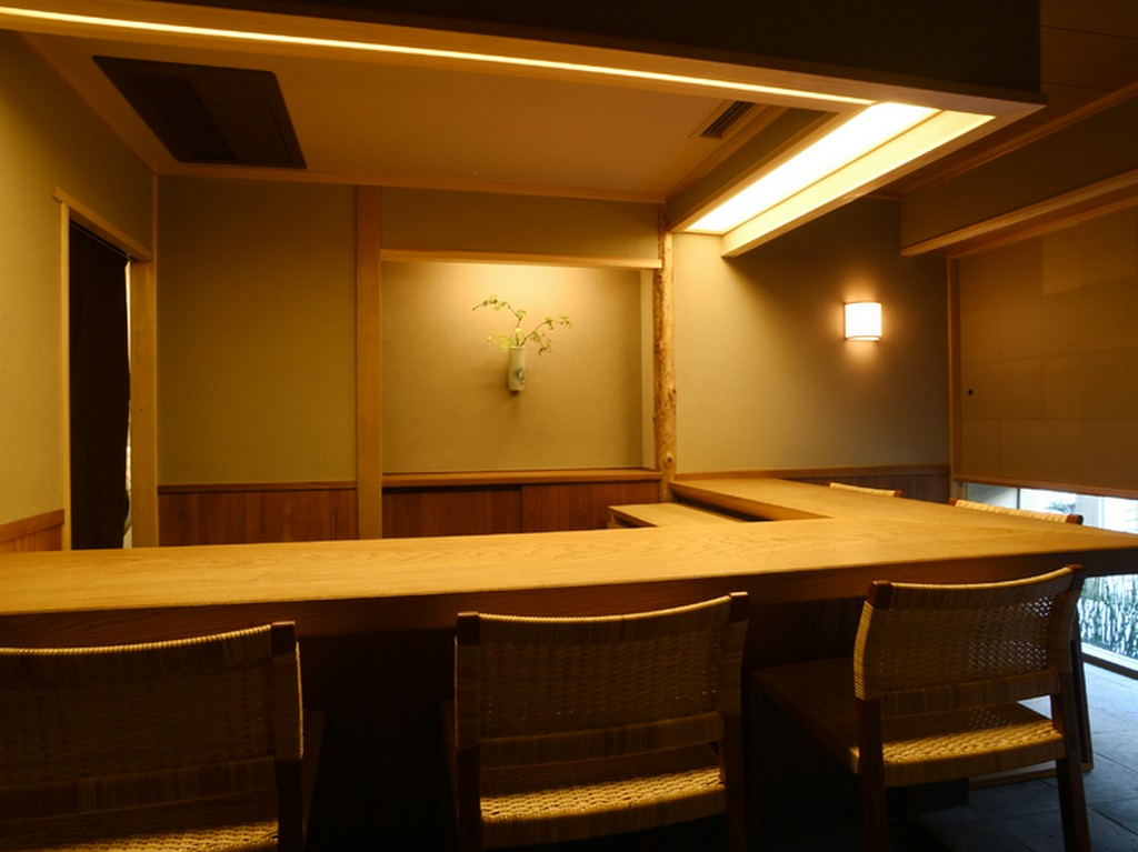 明るいカウンターつきの個室に、シックなテーブルの個室