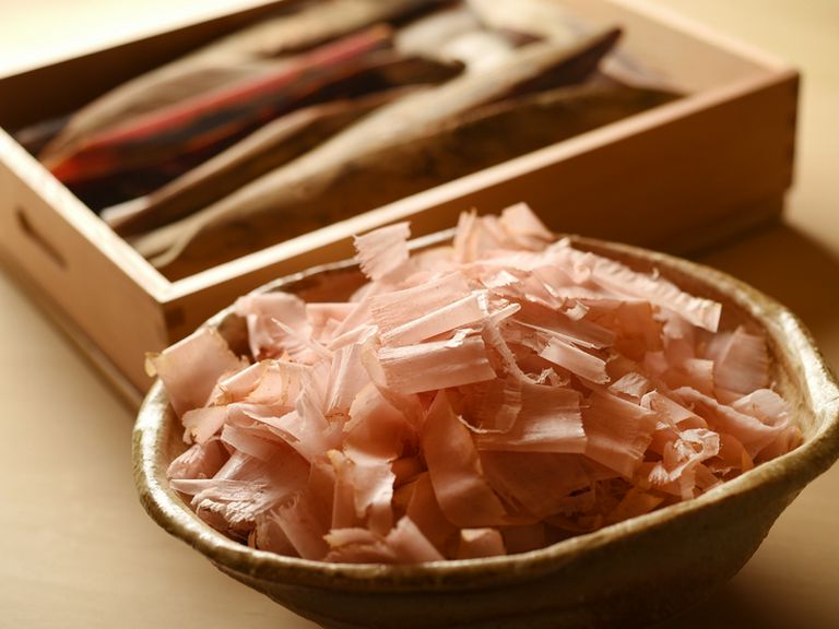 荒節、本枯節、鮪節。特注の削り箱で削る節は3種類